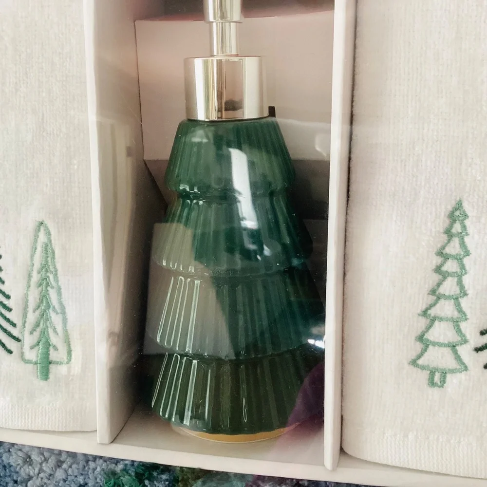 Merry Moments Holiday Bathroom Set 4pc Rug Towels Lotion Dispenser Christmas Dec